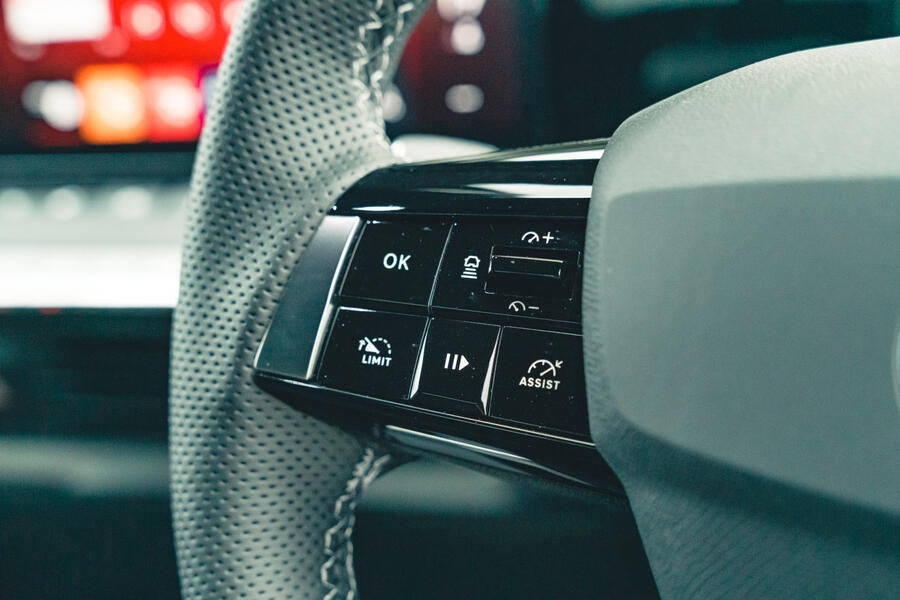 تصویر سیستم کمک راننده وکس هال اپل آسترا مدل 2022