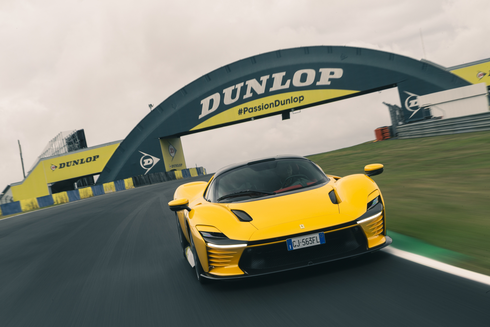 نمای کناری فراری دیتونا اس پی 3 در طبیعت