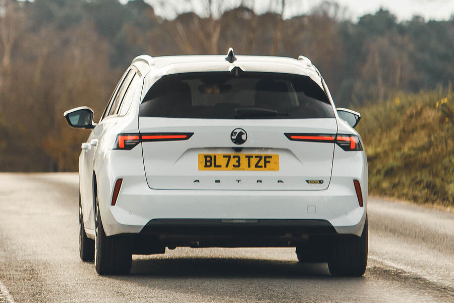 نمای عقب وکس هال آسترا جی اس ای اسپورتس تورر نمای عقب وکس هال آسترا جی اس ای اسپورتس تورر