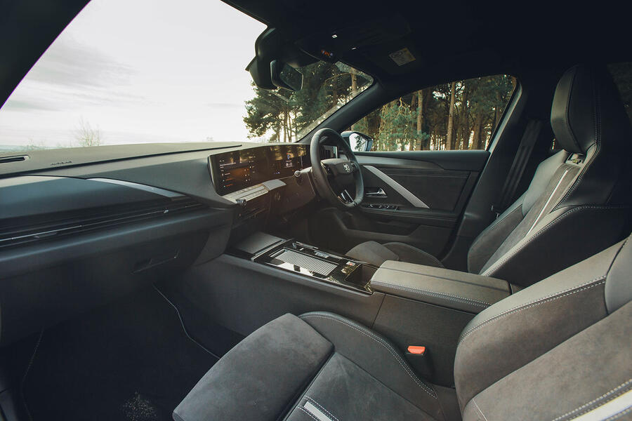 داخل کابین وکس هال آسترا جی اس ای اسپورتس تورر داخل کابین وکس هال آسترا جی اس ای اسپورتس تورر