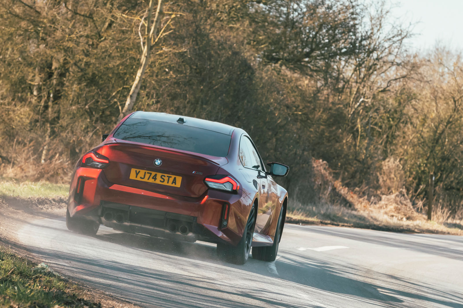 نمای عقب و گوشه BMW M2